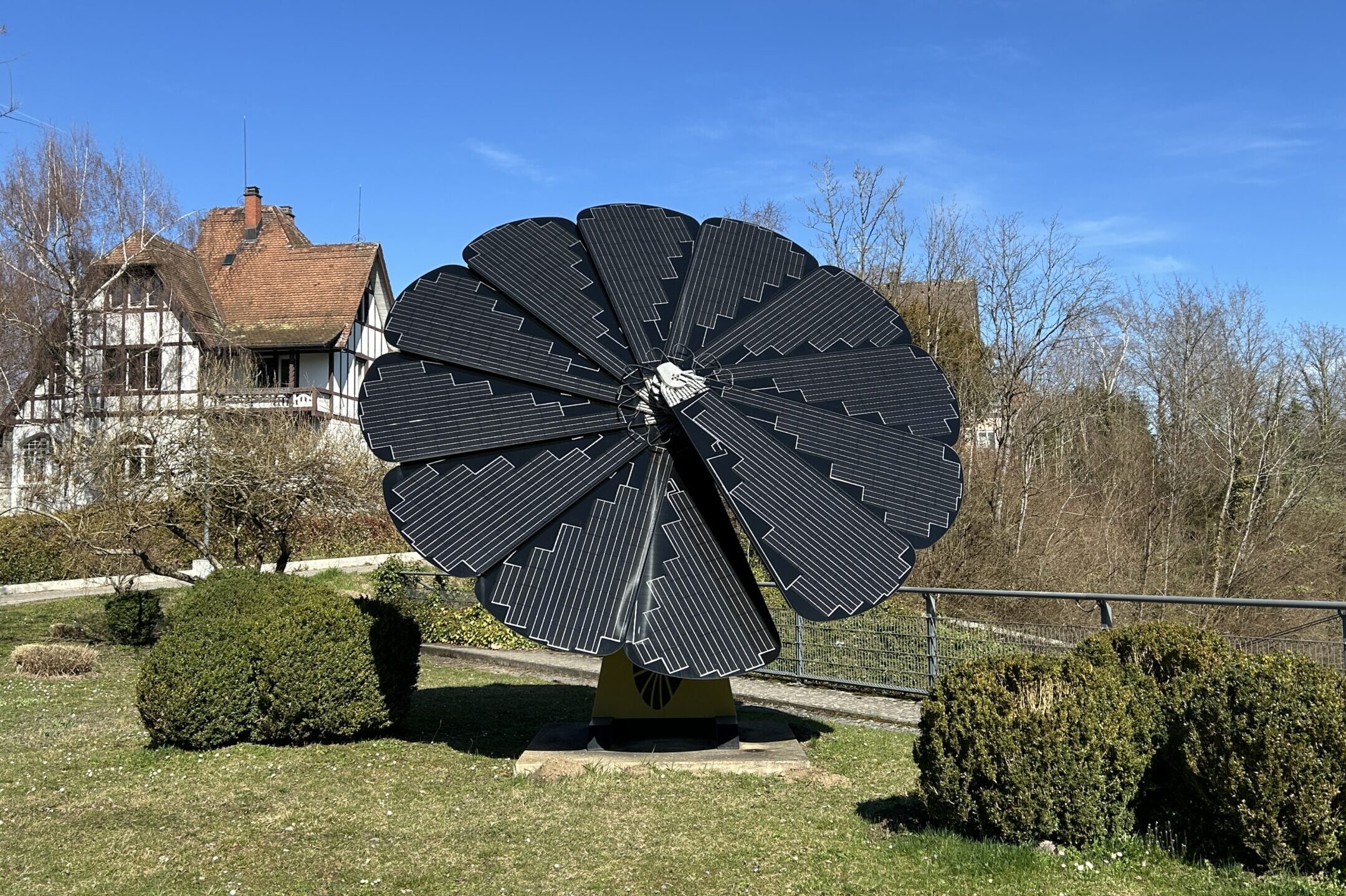 Blick auf eine Solaranlage, die wie eine große Blume geformt ist