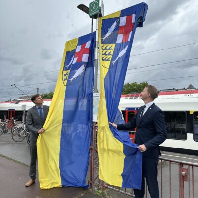 Landrat Zeno Danner und Oberbürgermeister Simon Gröger enthüllen den ersten Knotenpunktwegweiser
