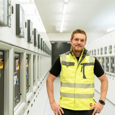 Ein Mitarbeiter der ThügaNETZE steht in einem Schaltraum