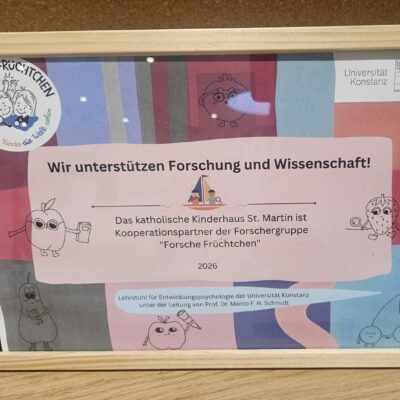 Holzrahmen mit buntem Inhalt