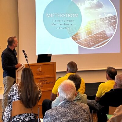 Dr. Gülsow, einer der Gewinner des Klimaschutzpreises 2026 steht am Podium und zeigt eine Präsentation zu seinem Projekt.