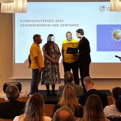 Vertreterinnen und Vertreter des SV Espasingen erhalten von Landrat Zeno Danner die Urkunde für die Auszeichnung mit dem Klimaschutzpreis 2026